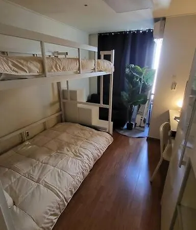 Cozy Gangnam District, Two Bed, High Floor 아파트
